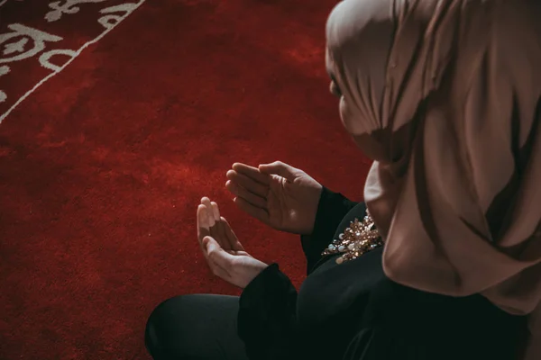 Menina muçulmana rezar na mesquita — Fotografia de Stock