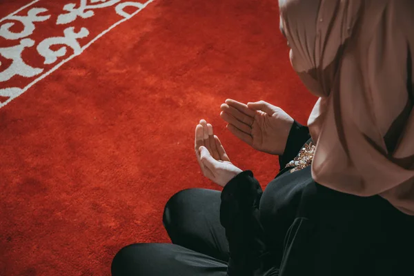 Muslimisches Mädchen betet in Moschee — Stockfoto