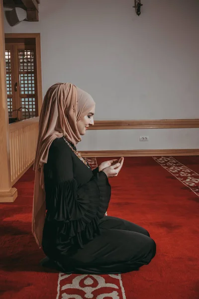 穆斯林女孩在清真寺祈祷 — 图库照片