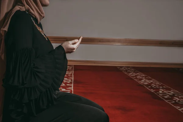 Fille musulmane prier dans la mosquée — Photo