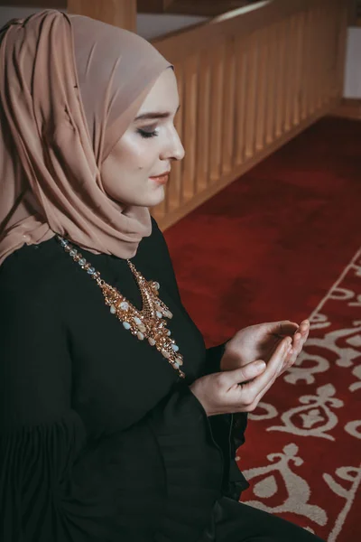 穆斯林女孩在清真寺祈祷 — 图库照片