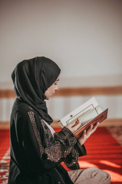 Genç Müslüman kız bir kutsal kitap okuma 