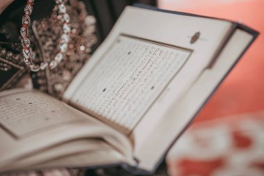 Genç Müslüman kız bir kutsal kitap okuma 