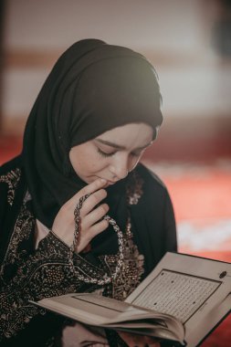 Genç Müslüman kız bir kutsal kitap okuma 