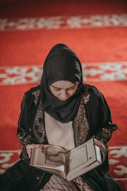 Genç Müslüman kız bir kutsal kitap okuma 
