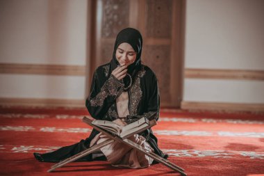 Genç Müslüman kız bir kutsal kitap okuma 