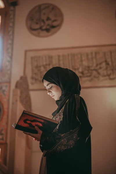 Gadis muslim muda membaca buku suci — Stok Foto