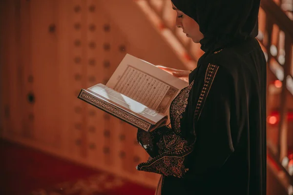 Μουσουλμανικές κορίτσι, διαβάζοντας ένα ιερό βιβλίο — Φωτογραφία Αρχείου