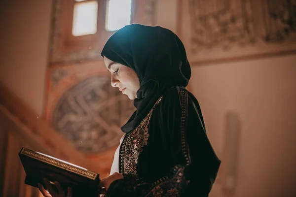 Muslimská dívka čtení svatá kniha — Stock fotografie