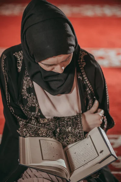 Giovane ragazza musulmana che legge un libro sacro — Foto Stock