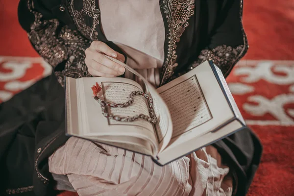 年轻的穆斯林女孩读一本圣书 — 图库照片