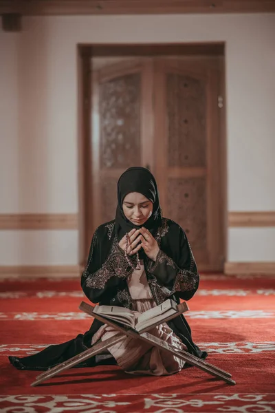 年轻的穆斯林女孩读一本圣书 — 图库照片