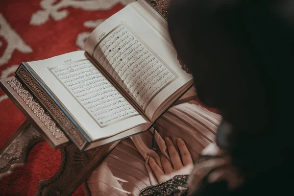 Jovem garota muçulmana lendo um livro sagrado — Fotografia de Stock