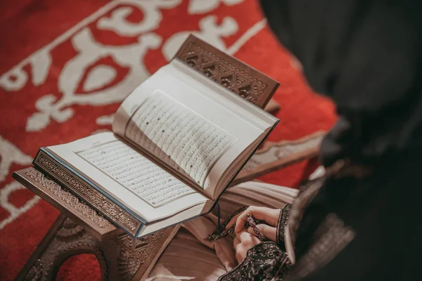 Jeune fille musulmane lisant un livre sacré — Photo