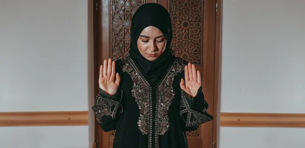Mujer musulmana reza en mezquita — Foto de Stock