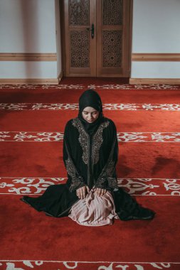 Müslüman kadında dua cami