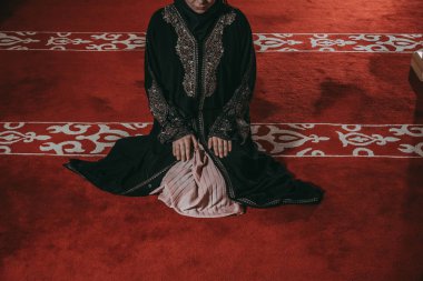 Müslüman kadında dua cami