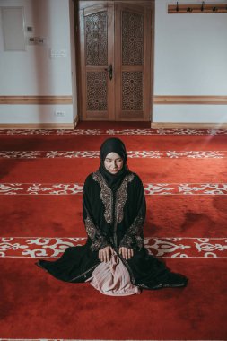 Müslüman kadında dua cami