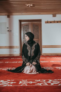 Müslüman kadında dua cami