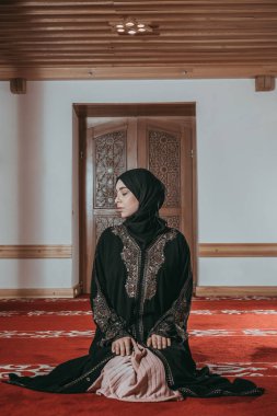 Müslüman kadında dua cami