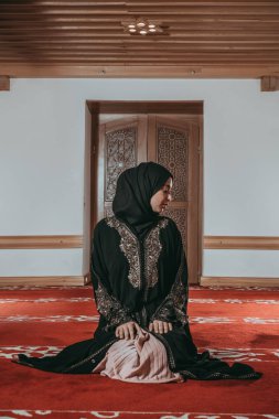 Müslüman kadında dua cami