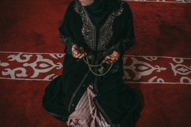 Müslüman kadında dua cami