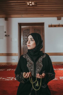 Müslüman kadında dua cami