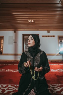 Müslüman kadında dua cami