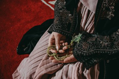 Müslüman kadında dua cami