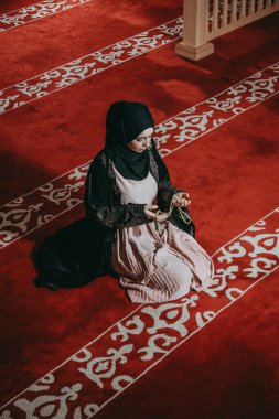 Müslüman kadında dua cami