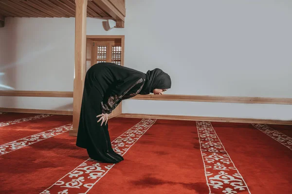 Muslimische Frau betet in Moschee — Stockfoto