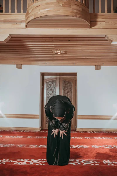 Wanita Muslim berdoa di masjid — Stok Foto