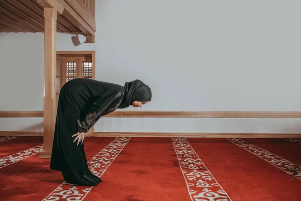 Мусульманську жінку молитися в мечеті — стокове фото