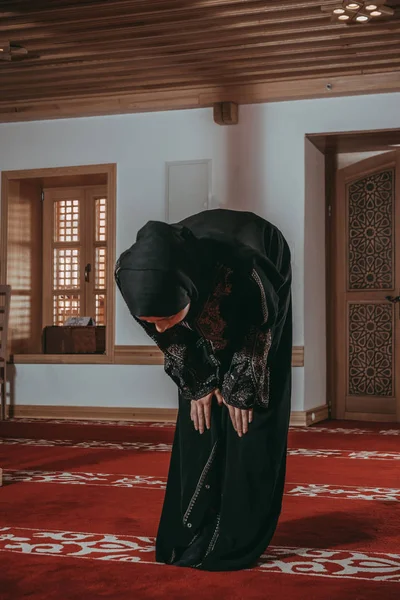 Мусульманську жінку молитися в мечеті — стокове фото