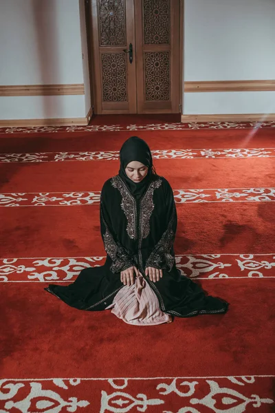 Mulher muçulmana reza na mesquita — Fotografia de Stock