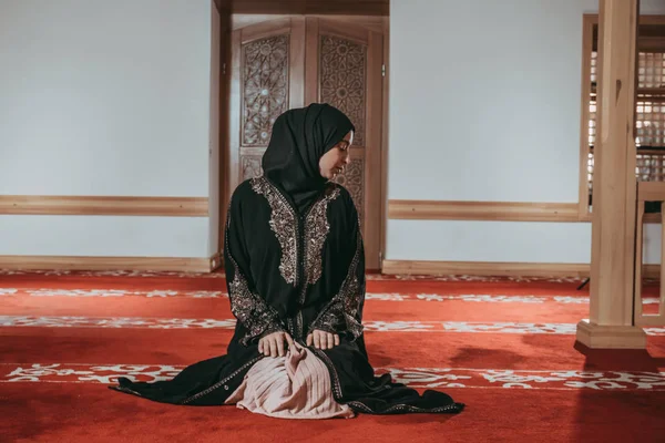 Mulher muçulmana reza na mesquita — Fotografia de Stock