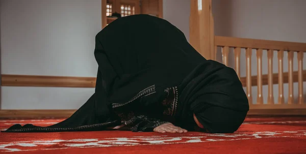 Imádkozzatok a mecset muszlim nő — Stock Fotó