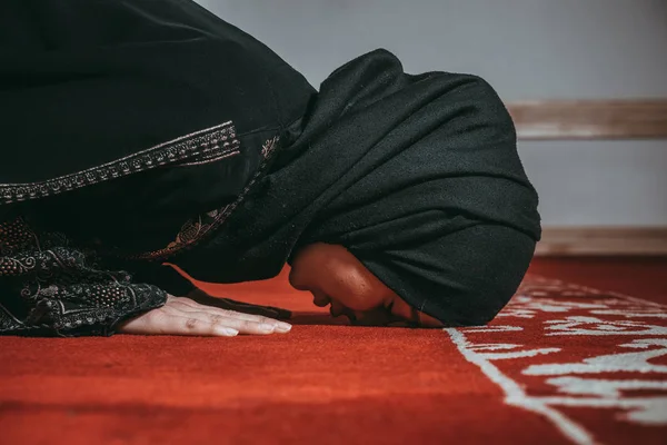 Mulher muçulmana reza na mesquita — Fotografia de Stock