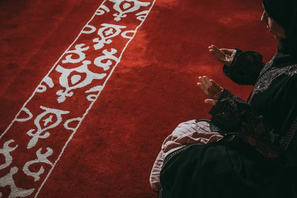 Mulher muçulmana reza na mesquita — Fotografia de Stock