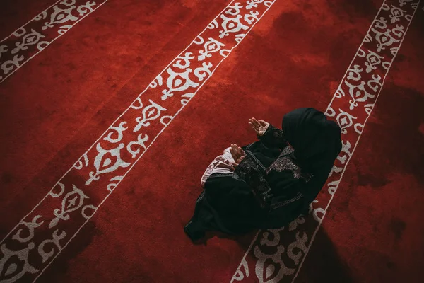 Mulher muçulmana reza na mesquita — Fotografia de Stock