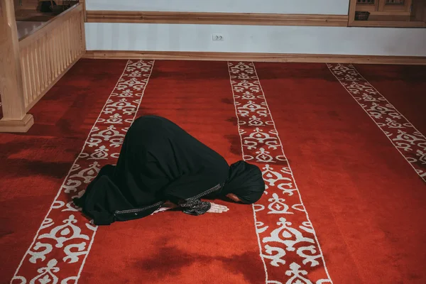 Μουσουλμάνα προσεύχεται στο τζαμί — Φωτογραφία Αρχείου