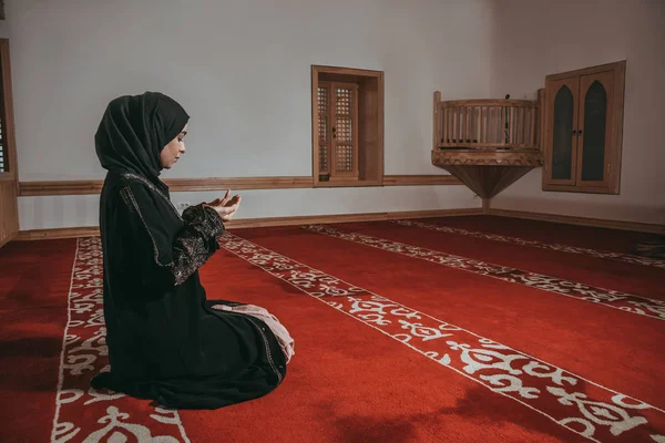 Mulher muçulmana reza na mesquita — Fotografia de Stock