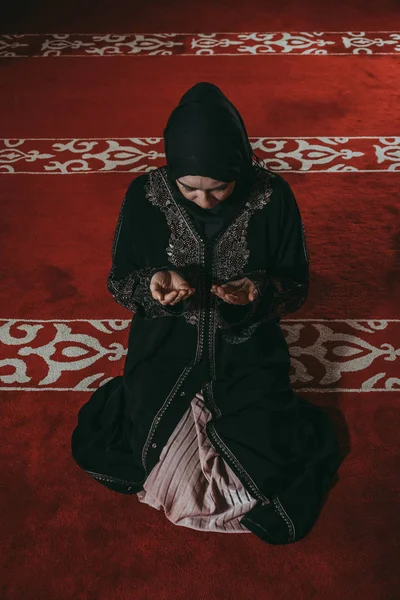 Muslimsk kvinna be i moskén — Stockfoto