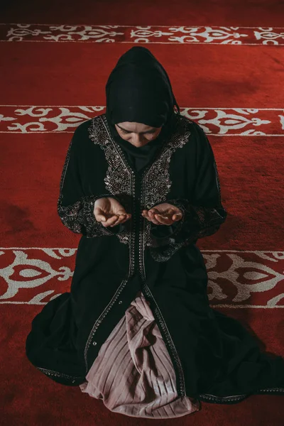 Femme musulmane prie dans la mosquée — Photo