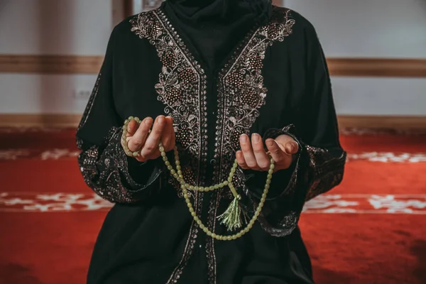 穆斯林妇女在清真寺祈祷 — 图库照片