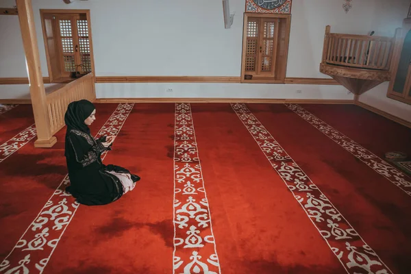 Muslimsk kvinna be i moskén — Stockfoto