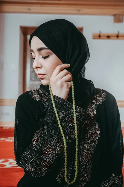 Muslimská žena modlit v mešitě — Stock fotografie