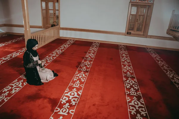 Müslüman kadında dua cami