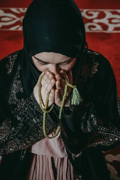 Mulher muçulmana reza na mesquita — Fotografia de Stock