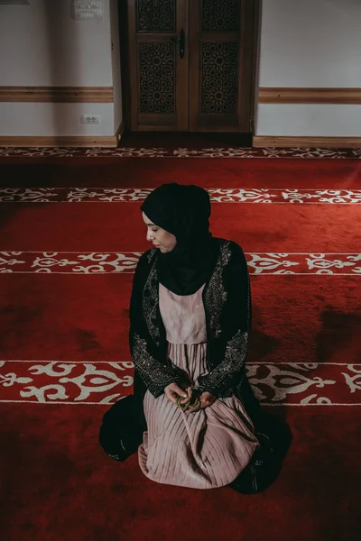 Mulher muçulmana reza na mesquita — Fotografia de Stock